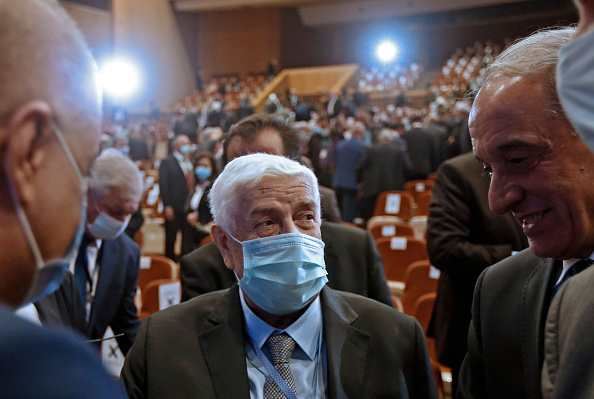 -Le ministre syrien des Affaires étrangères Walid al-Muallem, masqué contre la pandémie, assiste à la séance d'ouverture de la conférence internationale sur le retour des réfugiés tenue à Damas le 11 novembre 2020. Photo par Louai Beshara/ AFP via Getty Images.