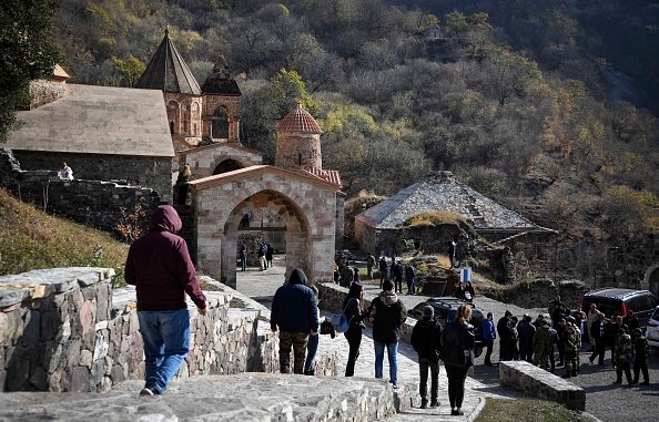 -Les Arméniens visitent une dernière fois le monastère orthodoxe de Dadivank des XIIe-XIIIe siècles à la périphérie de Kalbajar le 12 novembre 2020. Photo par Alexander Nemenov / AFP via Getty Images.