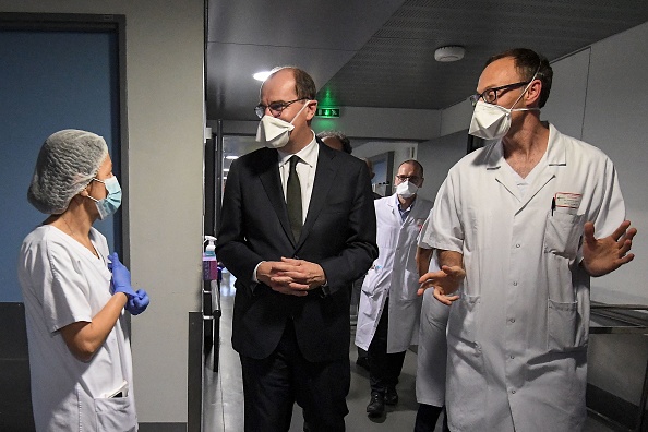 -Le Premier ministre français Jean Castex s'entretient avec des agents de santé au (CHU) de Strasbourg, le 13 novembre 2020. Photo de Frederick Florin / POOL / AFP via Getty Images.