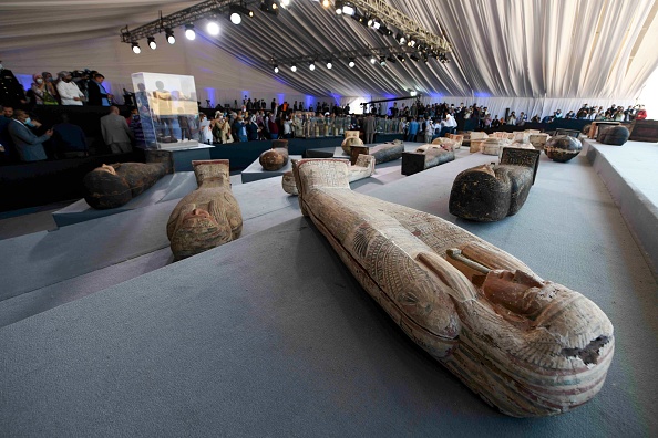 -Des sarcophages en bois sont exposés lors du dévoilement d'un ancien trésor de plus de 100 sarcophages intacts, dans la nécropole de Saqqara à 30 km au sud de la capitale égyptienne Le Caire, le 14 novembre 2020. Photo Ahmed Hasan / AFP via Getty Images.
