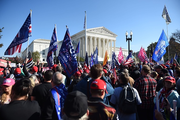 -Les partisans du président américain Donald Trump se rassemblent à la Cour suprême des États-Unis à Washington, DC, le 14 novembre 2020.  Photo Olivier Douliery / AFP via Getty Images.
