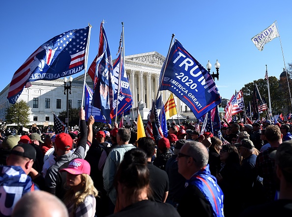 Des partisans du président américain Donald Trump sont rassemblés à la Cour suprême des États-Unis à Washington, DC, le 14 novembre 2020. Les partisans soutiennent l'affirmation de Donald Trump selon laquelle les élections du 3 novembre étaient frauduleuses. (Photo : OLIVIER DOULIERY/AFP via Getty Images)