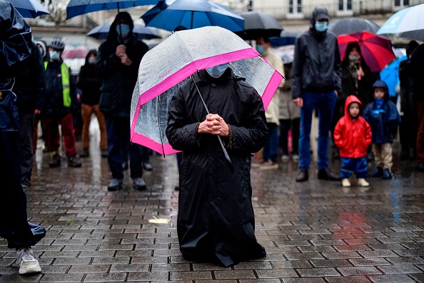 Plusieurs centaines de catholiques se sont rassemblés dimanche 15 novembre à Nantes pour prier et demander le retour des cérémonies religieuses à l'intérieur de l'église. (SEBASTIEN SALOM-GOMIS/AFP via Getty Images)