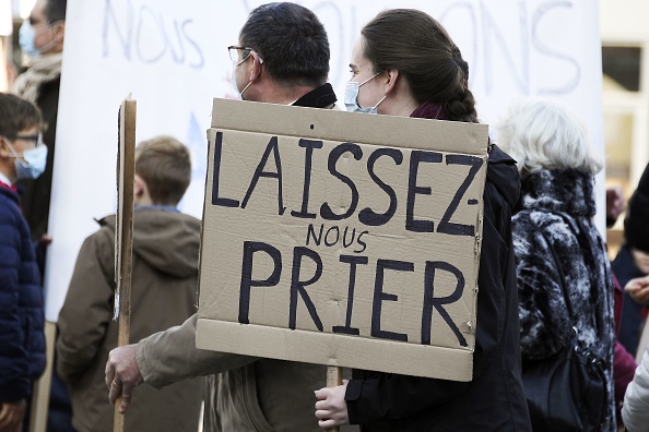 Des catholiques présents à une manifestation à Strasbourg dimanche 15 novembre réclament le droit à a messe et le droit de prier. (FREDERICK FLORIN/AFP via Getty Images)