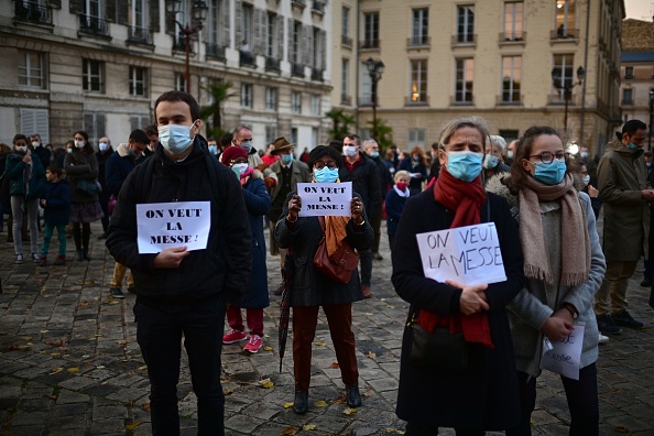 Des catholiques réunis sur le parvis de l'église Saint-Louis le 15 novembre afin de réclamer le retour de la messe. (MARTIN BUREAU/AFP via Getty Images)