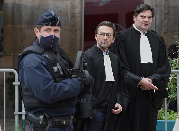 Les avocats de Jonathann Daval, Samuel Esteve (2e g) et Randall Schwerdorffer (d), devant le tribunal de Vesoul où s'ouvre le procès le 16 novembre 2020. (Photo PATRICK HERTZOG/AFP via Getty Images)