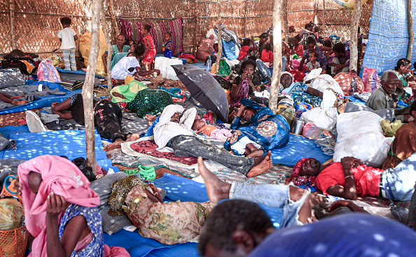 -Des réfugiés éthiopiens qui ont fui les combats dans la province du Tigré gisent dans une grande hutte au camp d'Um Rakuba dans la province soudanaise, le 16 novembre 2020. Photo par Ebrahim Hamid / AFP via Getty Images.