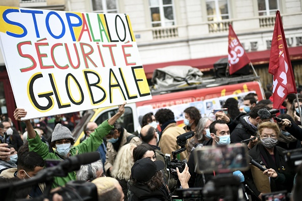 Manifestation organisée par les syndicats de journalistes et d'autres organisations pour protester contre le projet de loi sur la "sécurité globale", près de l'Assemblée nationale à Paris, le 17 novembre 2020.  (Photo :  STEPHANE DE SAKUTIN/AFP via Getty Images)