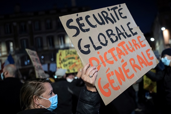 Des manifestants dénoncent la loi de sécurité globale lors d'une manifestation à Toulouse le 17 novembre dernier. (LIONEL BONAVENTURE/AFP via Getty Images)