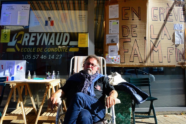 "Tant que je ne rouvrirai pas, je ne mangerai pas". Patron d'une auto-école, Patrice Reynaud, âgé de 60 ans, a entamé une grève de la faim depuis une semaine. (Photo : MEHDI FEDOUACH/AFP via Getty Images)