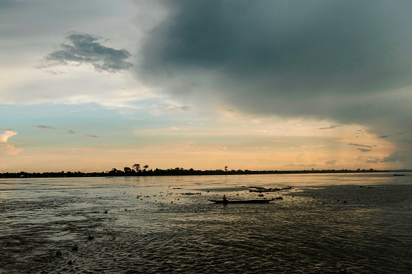 -Un pêcheur sur la rivière Ubangui, Bangui, République centrafricaine, le 22 octobre 2020. -Selon les habitants, les "talimbis" sont des sorciers qui peuvent entraîner des gens dans les rivières et les tuer. Photo par Camille Laffont / AFP via Getty Images.