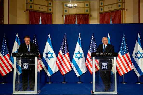 -Le secrétaire d'État américain Mike Pompeo et le Premier ministre israélien Benjamin Netanyahu font une déclaration commune à Jérusalem le 19 novembre 2020. Photo de Maya Alleruzzo / POOL / AFP via Getty Images.