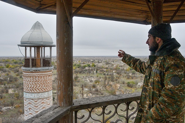 -Un Arménien indique qu'une mosquée a survécu à Agdam le 19 novembre 2020 alors que le territoire doit être rendu à l'Azerbaïdjan le 20 novembre 2020. Photo par Karen Minasyan / AFP via Getty Images.