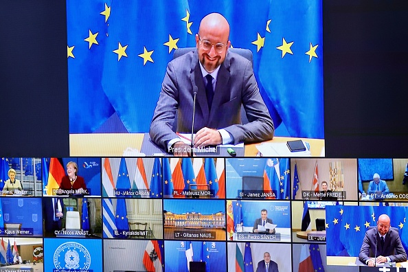 Le président du Conseil européen, Charles Michel (en haut), s'entretient avec les dirigeants  européens lors d'une vidéoconférence au sommet de l'UE au bâtiment du Conseil européen à Bruxelles, le 19 novembre 2020.(Photo : OLIVIER MATTHYS/POOL/AFP via Getty Images)