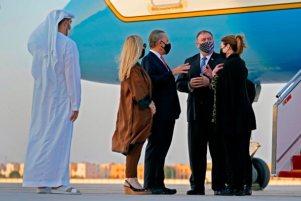 -Le secrétaire d'État américain Mike Pompeo et son épouse Susan arrivent aux Émirats arabes unis, le 20 novembre 2020. Photo par Patrick Semansky / POOL / AFP via Getty Images.