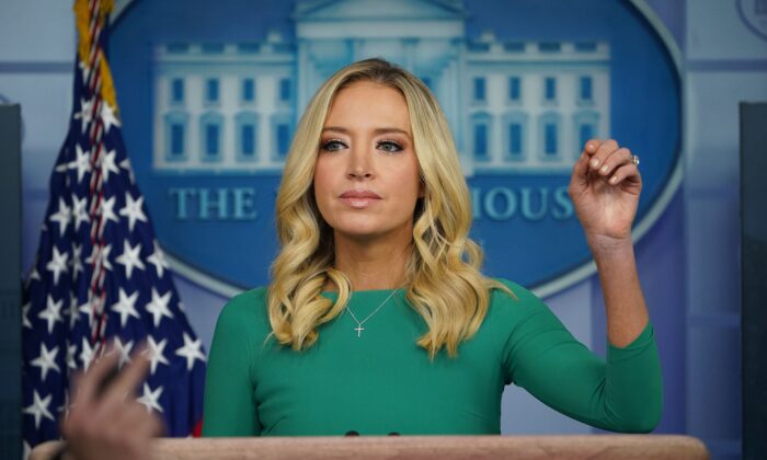 La porte-parole de la Maison-Blanche, Kayleigh McEnany, répond aux questions des médias lors d'un point de presse le 20 novembre 2020 dans la salle de briefing Brady de la Maison-Blanche à Washington, DC. (Mandel Ngan/AFP via Getty Images)