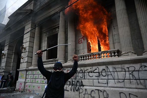 -Les manifestants ont incendié un bureau du bâtiment du Congrès lors d'une manifestation réclamant la démission du président Alejandro Giammattei, à Guatemala le 21 novembre 2020. Photo par Johan Ordonez / AFP via Getty Images.