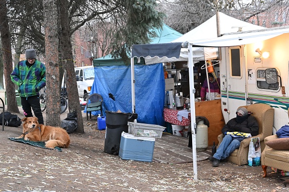 -Des sans-abris dans un camp mis en place à l'été 2020 le long d'un boulevard animé de Montréal le 18 novembre 2020. Photo par Éric Thomas / AFP via Getty Images.