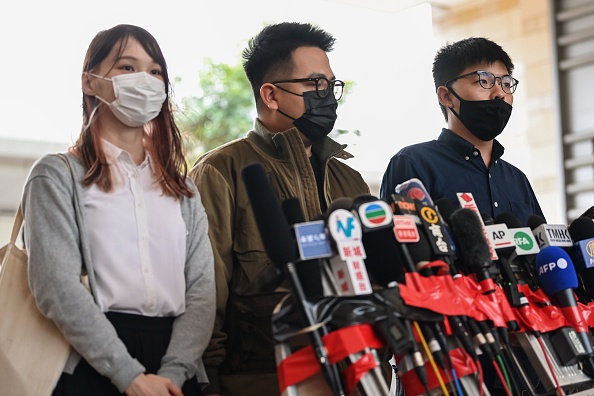 -Les militants pro-démocratie, Agnes Chow, Ivan Lam et Joshua Wong s'adressent aux médias avant leur procès à Hong Kong le 23 novembre 2020. Photo par Peter Parks/ AFP via Getty Images.