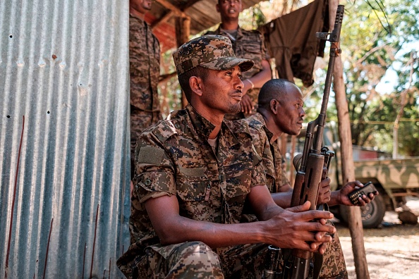 -Des soldats éthiopiens reposent au 5e bataillon du commandement nord de l'armée éthiopienne à Dansha, en Éthiopie, le 25 novembre 2020. Photo par Eduardo Soteras / AFP via Getty Images.