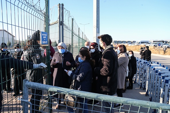 -Les familles attendent d'entrer dans l'établissement pénitentiaire de Sincan, près d'Ankara, le 26 novembre 2020. Un tribunal turc rendra des verdicts le 26 novembre à près de 500 suspects. Photo par Stringer/ AFP via Getty Images.