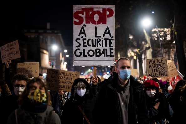 Manifestation, le 26 novembre 2020, à Toulouse, dans le sud de la France, pour protester contre le projet de loi sur la "sécurité mondiale", dont l'article 24 vise à limiter les prises de vue et les photographies des policiers en service.  (LIONEL BONAVENTURE/AFP via Getty Images)