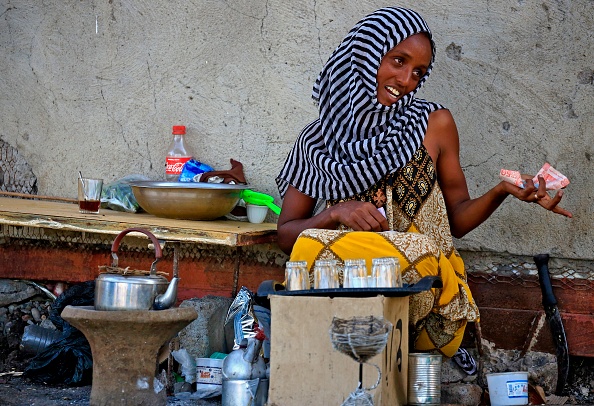 -Un réfugié éthiopien qui a fui les combats dans la région du Tigray vend du thé dans un centre d'accueil frontalier, dans l'est du Soudan, le 26 novembre 2020. Photo par Ashraf Shazly / AFP via Getty Images.