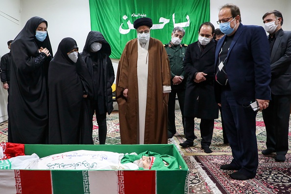-Le chef de la justice iranienne, l'ayatollah Ebrahim Raisi rend hommage au corps du scientifique assassiné Mohsen Fakhrizadeh parmi sa famille, dans la capitale Téhéran le 28 novembre 2020. Photo par - / Mizan News Agency / AFP via Getty Images.