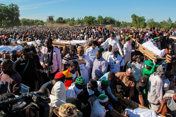 Funérailles des 70 agriculteurs à Zabarmari, à environ 20 km de Maiduguri, au Nigeria, le 29 novembre 2020 après qu'ils ont été tués par Boko Haram dans une rizière près du village de Koshobe le 28 novembre 2020. (Photo AUDU MARTE/AFP via Getty Images)