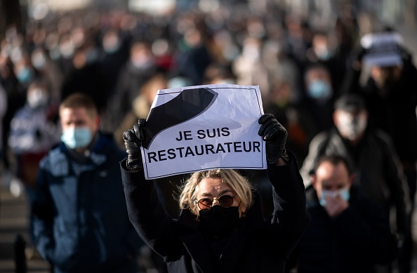 Une manifestante lundi 30 novembre à Nantes. (LOIC VENANCE/AFP via Getty Images)