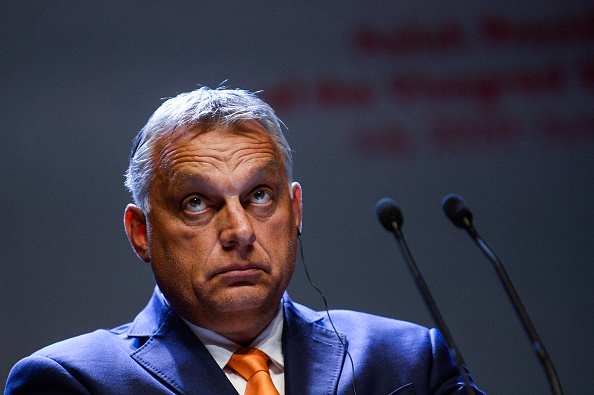 
186/5000
Le Premier ministre hongrois, Viktor Orban, prend part à une conférence de presse lors du sommet de Visegrad au Centre des rencontres de la culture le 11 septembre 2020 à Lublin, en Pologne. (Photo : Omar Marques/Getty Images)