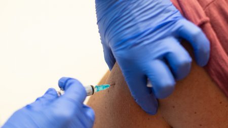 Coronavirus : le Brésil suspend ses essais de vaccin chinois après un « incident grave »