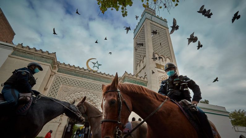 PARIS, FRANCE - 30 OCTOBRE : La police montée patrouille devant la Grande Mosquée de Paris lors des prières du vendredi 30 octobre 2020 à Paris, France. (Kiran Ridley/Getty Images)