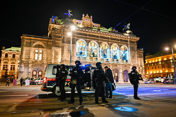 Des policiers lourdement armés se tiennent devant l'Opéra d'État de Vienne à la suite de coups de feu tirés dans le centre-ville le 2 novembre 2020 à Vienne, en Autriche. (Photo par Michael Gruber / Getty Images)