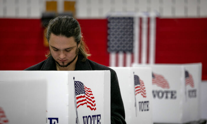 Un électeur sans masque remplit son bulletin de vote, à Lansing, Michigan, le 3 novembre 2020. (John Moore/Getty Images)