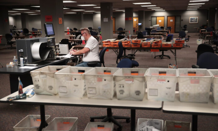 Des fonctionnaires électoraux comptent les bulletins de vote par correspondance à Milwaukee, Wisconsin, le 4 novembre 2020. (Scott Olson/Getty Images)