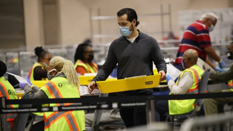 Des employés électoraux comptent les bulletins de vote à Philadelphie, le 4 novembre 2020. (Spencer Platt/Getty Images)
