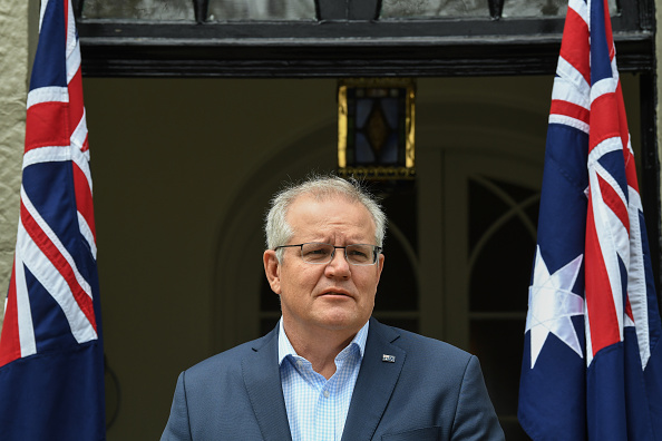 -Le Premier ministre australien Scott Morrison parle aux médias à l'extérieur de sa résidence de Sydney. Photo par James D. Morgan / Getty Images.