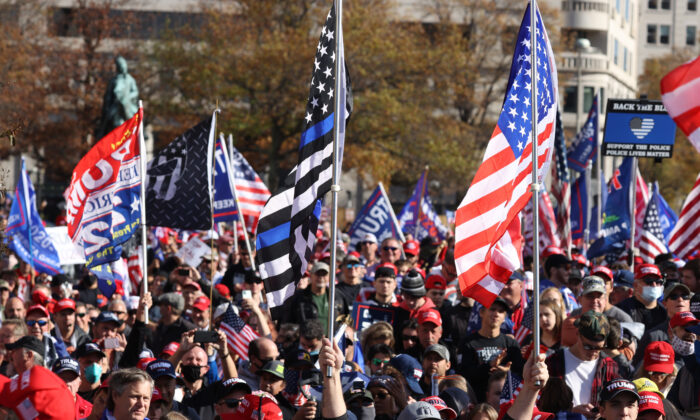 Les gens participent à la "Million MAGA March", de Freedom Plaza à la Cour suprême de Washington, le 14 novembre 2020. (Tasos Katopodis/Getty Images)
