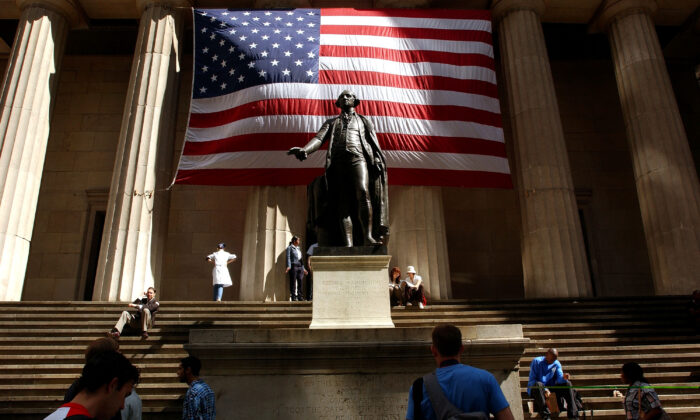 La statue de George Washington devant le Federal Hall à New York, le 5 septembre 2002 (Spencer Platt/Getty Images)