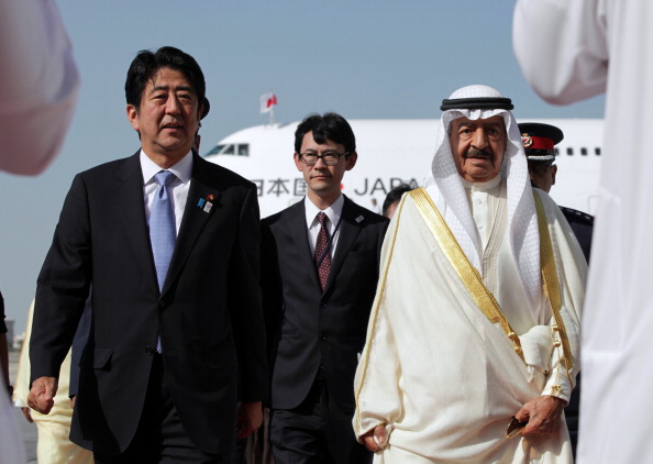 -Illustration- Le Premier ministre japonais Shinzo Abe est accueilli par le Premier ministre bahreïni Khalifa bin Salman al-Khalifa à son arrivée à l'aéroport de Bahreïn à Muharraq, le 24 août 2013. Photo Hasan Jamali / AFP via Getty Images.