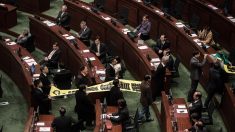 Heurts au Parlement: des élus de l’opposition hongkongaise arrêtés