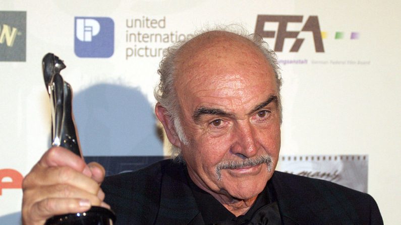 Sir Sean Connery reçoit le European Film Award 2005 pour l'ensemble de son œuvre à l'Arena, le 3 décembre 2005 à Berlin, en Allemagne. (Tom Maelsa/Getty Images)