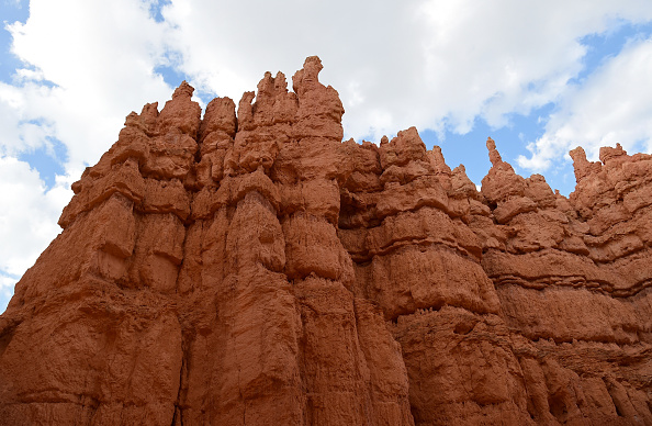 -Une vue montre une formation de roche sud dans l’État de l’Utah, une découverte mystérieuse, parmi ces roches, un bloc triangulaire étincelant, qui dépassait de plus de 3,5 mètres le sol rougeâtre avait été découvert à la mi-novembre. Photo par Ethan Miller / Getty Images.