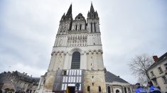 [En images] Angers : environ 400 fidèles manifestent pour réclamer le retour de la messe