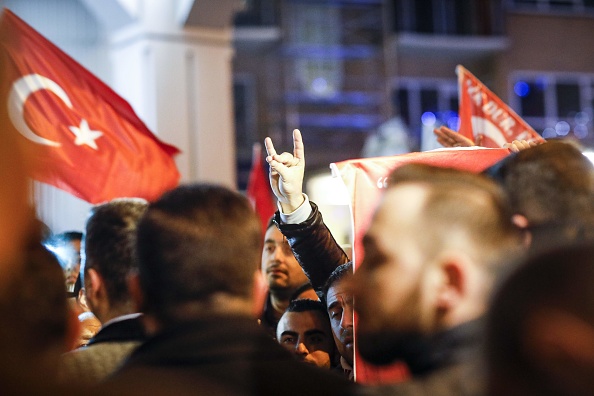 Un manifestant fait signer les "loups gris" nationalistes lors d'un rassemblement devant le consulat turc à Rotterdam, le 11 mars 2017.  (Photo : BAS CZERWINSKI/AFP via Getty Images)