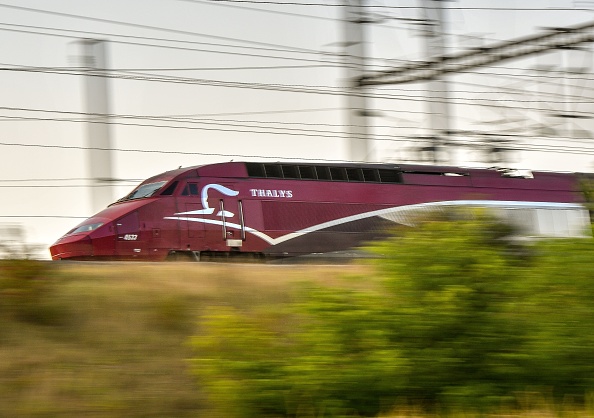 -Un train Thalys roule sur une ligne de chemin de fer le 29 août 2017 près de Lesquin, dans le nord de la France. Photo Philippe Huguen / AFP via Getty Images.