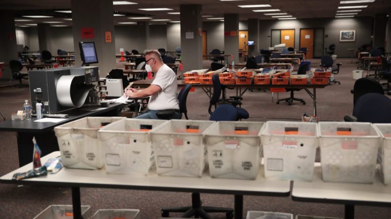 Des fonctionnaires du service électoral comptent les bulletins de vote par correspondance à Milwaukee, Wisconsin, le 4 novembre 2020. (Scott Olson/Getty Images)