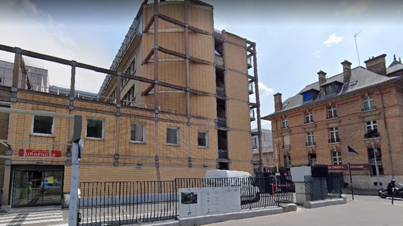 Deux des bâtiments de l'hôpital Cochin à Paris, où le professeur Michaël Peyromaure est chef du service d’urologie. (Capture d'écran/Google Maps)