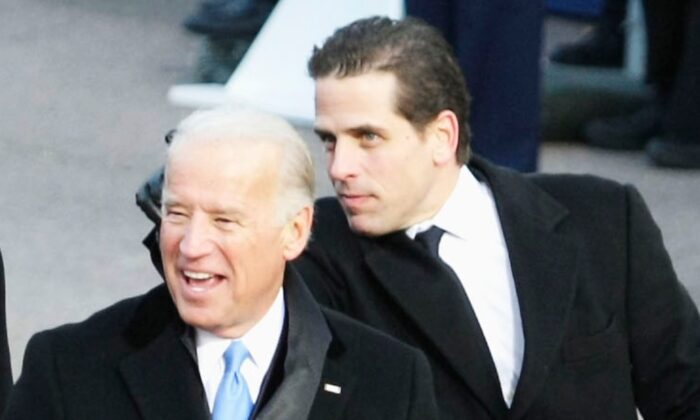 Le vice-président Joe Biden et son fils Hunter Biden à la tribune pour regarder le défilé d'investiture du président Barack Obama devant la Maison-Blanche à Washington, le 20 janvier 2009. (Alex Wong/Getty Images)